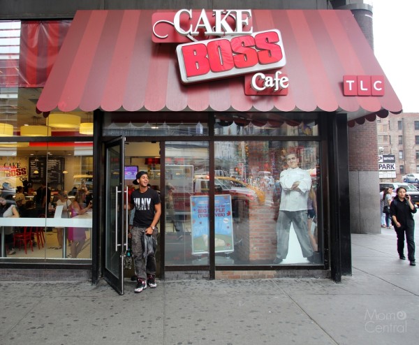 Baking Like Buddy – Meyer Launches Cake Boss Bakeware